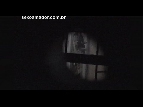 ❤️ Blondie word in die geheim video-opgeneem deur 'n buurtvoyeur wat agter hol bakstene versteek is ️❌ Fokvideo op af.ixiporn.ru ❤