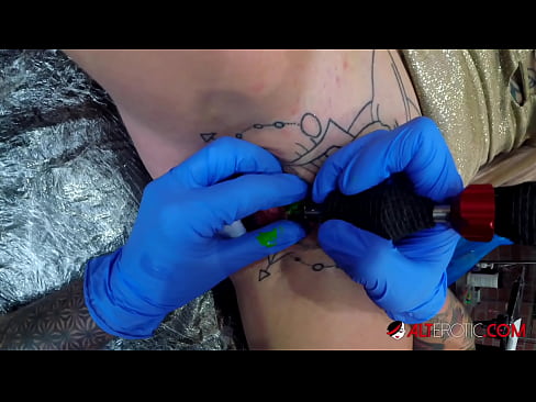❤️ Uiters getatoeëerde hottie Sully Savage het 'n tatoeëermerk op haar klitoris gekry ️❌ Fokvideo op af.ixiporn.ru ❤